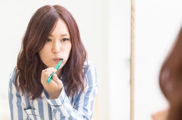 歯の黄ばみの原因とその対処法について