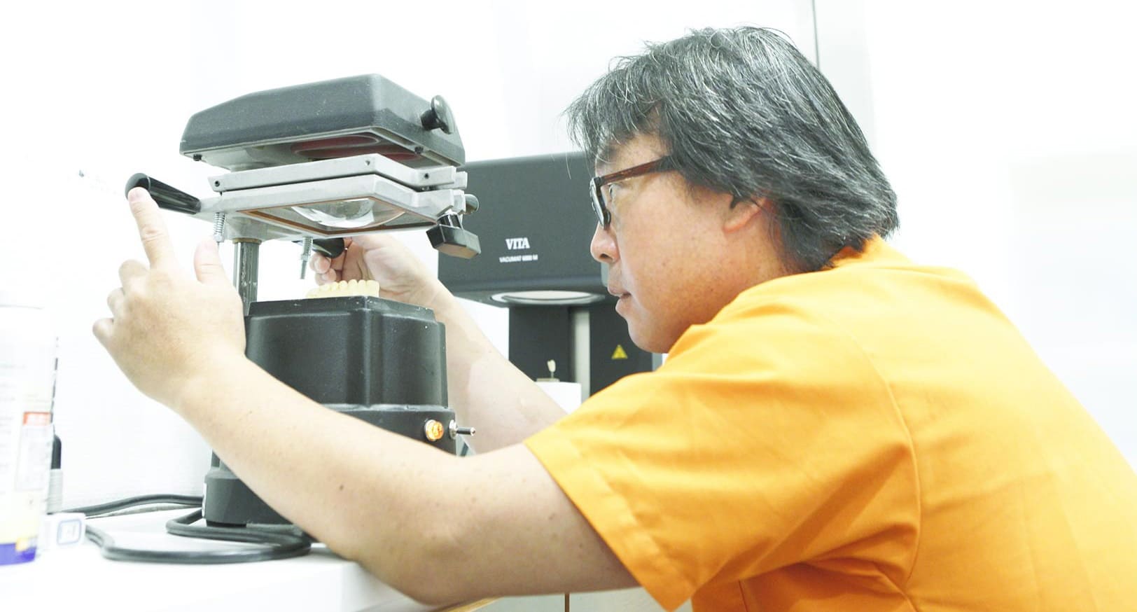 江東区東雲、豊洲の歯医者のキャナルコート歯科クリニック　院内に技工所を併設することでスピーディーかつ完成度の高い技工物を提供しています